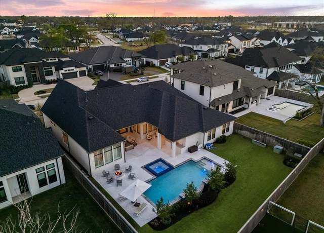Property at 10135 Regatta Shore Dr, Missouri City, TX 77459, 4 beds, 4.5 baths