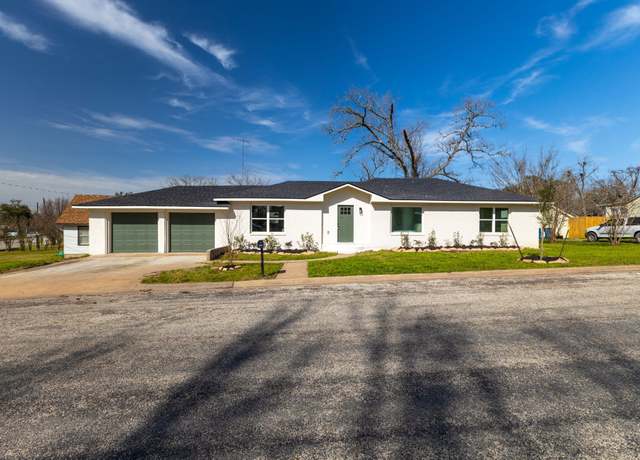 Property at 712 E Kuehn St, Bellville, TX 77418, 3 beds, 2 baths