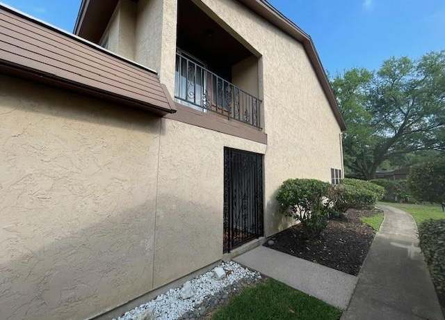 Property at 2116 Casa Rio Cir, Dickinson, TX 77539, 3 beds, 2.5 baths