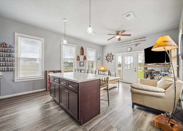 Property at 610 Broadway, Dickinson, TX 77539, 2 beds, 2 baths