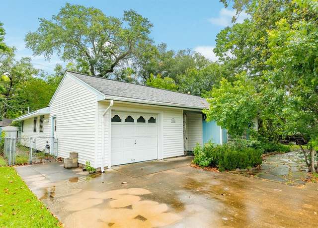 Property at 204 Caladium St, Lake Jackson, TX 77566, 4 beds, 2 baths