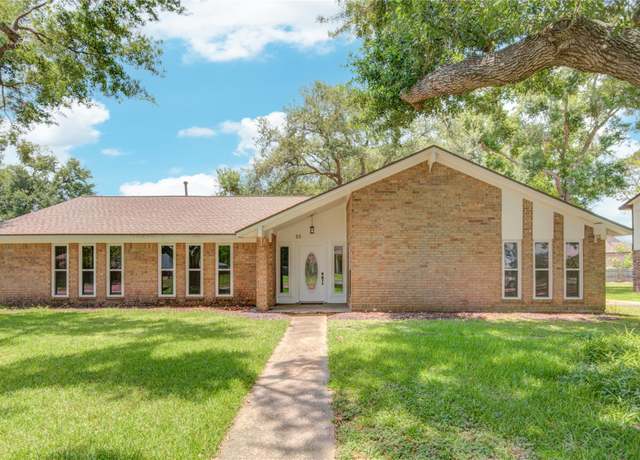 Property at 55 Flag Ct, Lake Jackson, TX 77566, 3 beds, 2.5 baths