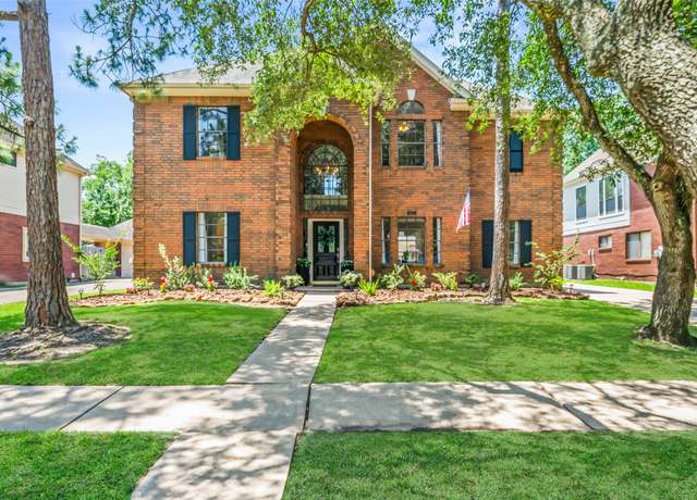 Property at 107 Lake Point Ct, League City, TX 77573, 5 beds, 3.5 baths