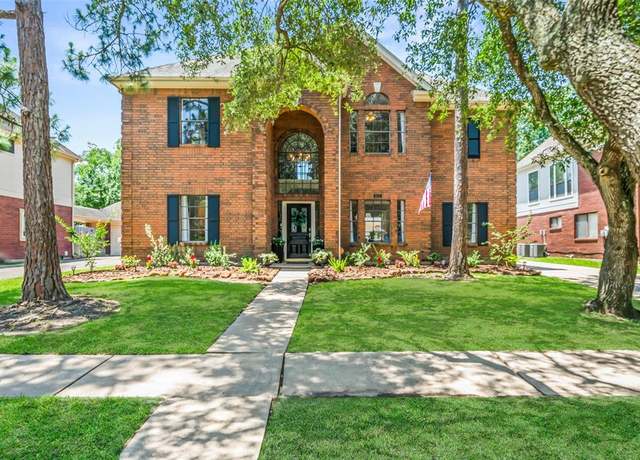 Property at 107 Lake Point Ct, League City, TX 77573, 5 beds, 3.5 baths