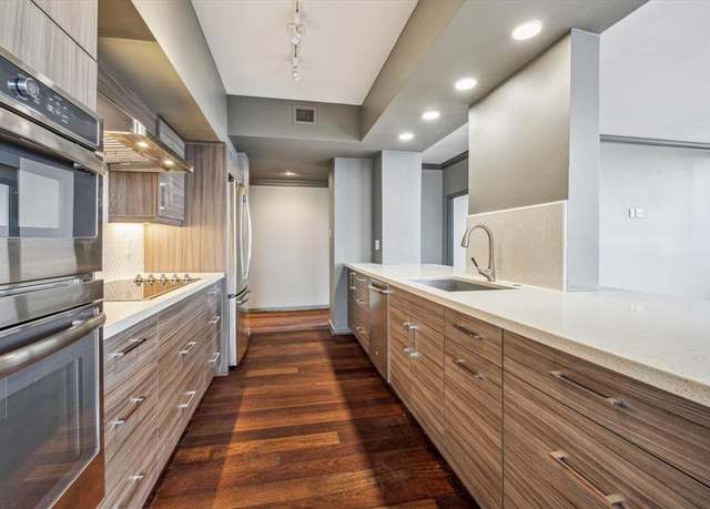 Property at 15 Greenway Plz Unit 17F, Houston, TX 77046, 2 beds, 3 baths