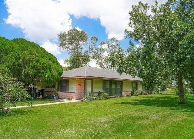 Property at 1013 E Calhoun St, El Campo, TX 77437, 3 beds, 2 baths