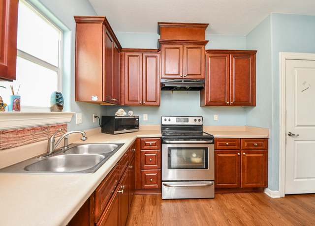 Property at 771 10th St, Dickinson, TX 77539, 3 beds, 2 baths