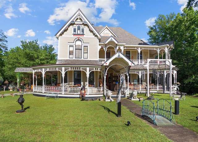 Property at 310 N Mound St, Nacogdoches, TX 75961, 5 beds, 4 baths