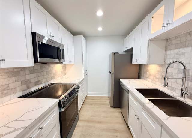 Property at 2829 Timmons Ln #195, Houston, TX 77027, 2 beds, 1.5 baths