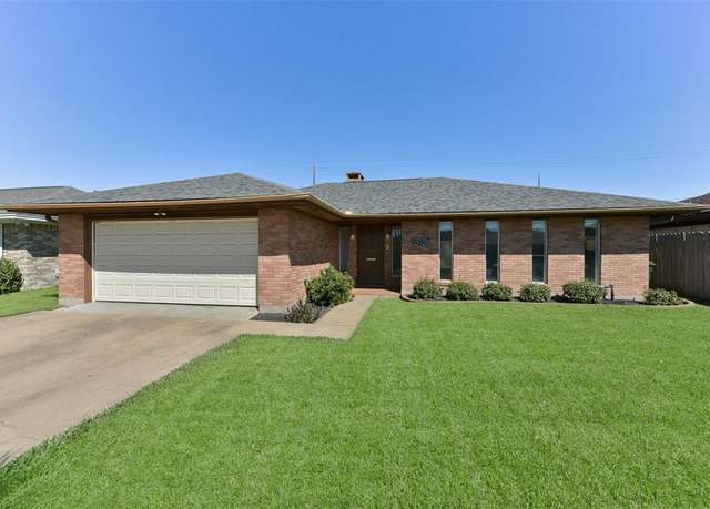 Property at 2706 E Palm Cir, Galveston, TX 77551, 3 beds, 2 baths
