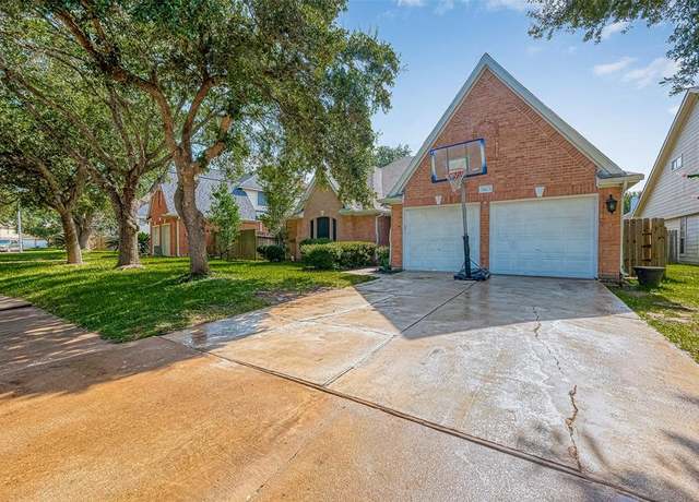 Property at 11823 Caprock Canyons Ln, Sugar Land, TX 77498, 4 beds, 2.5 baths