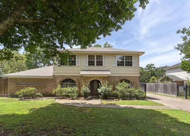 Property at 618 Brook Hollow Dr, Conroe, TX 77385, 5 beds, 2.5 baths