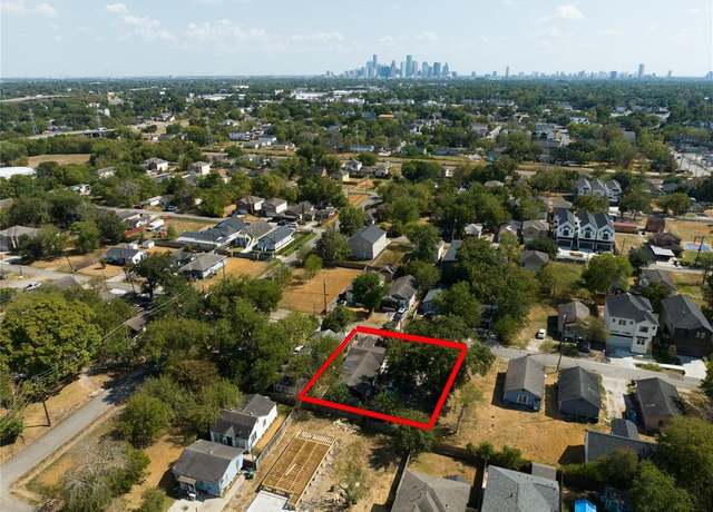 Property at 833 & 831 E 39th St, Houston, TX 77022, 4 beds, 1 bath
