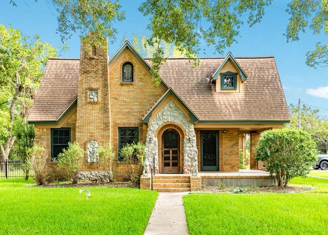 Property at 229 E Cedar St, Angleton, TX 77515, 3 beds, 1 bath