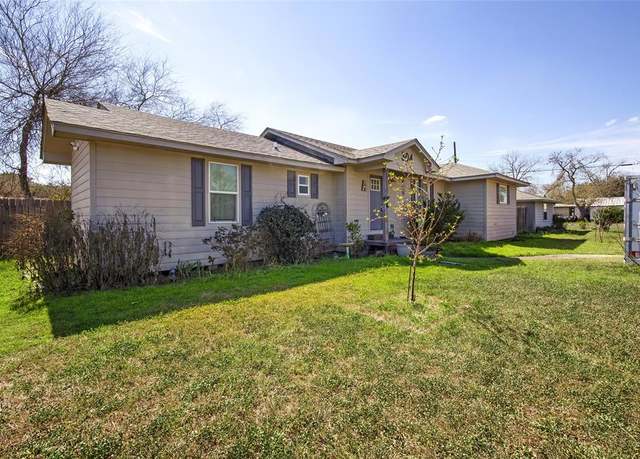 Property at 304 E Inez St, Beeville, TX 78102, 4 beds, 3 baths