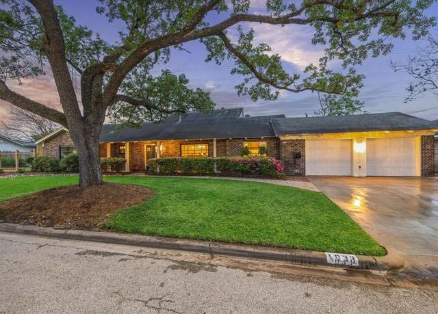 Property at 1033 Gardendale Dr, Houston, TX 77018, 4 beds, 3 baths