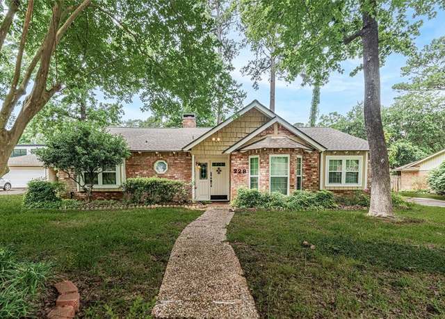 Property at 228 Hickory St, Huntsville, TX 77320, 3 beds, 2 baths