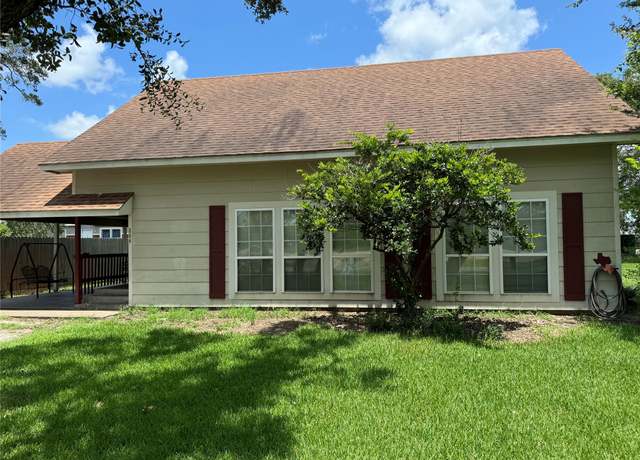 Property at 504 Hackberry St, Louise, TX 77455, 2 beds, 1.5 baths