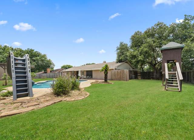 Property at 1001 Windy Dr, Brenham, TX 77833, 3 beds, 2 baths