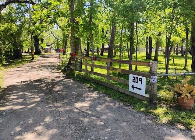 Property at 209 River Rd, Angleton, TX 77515