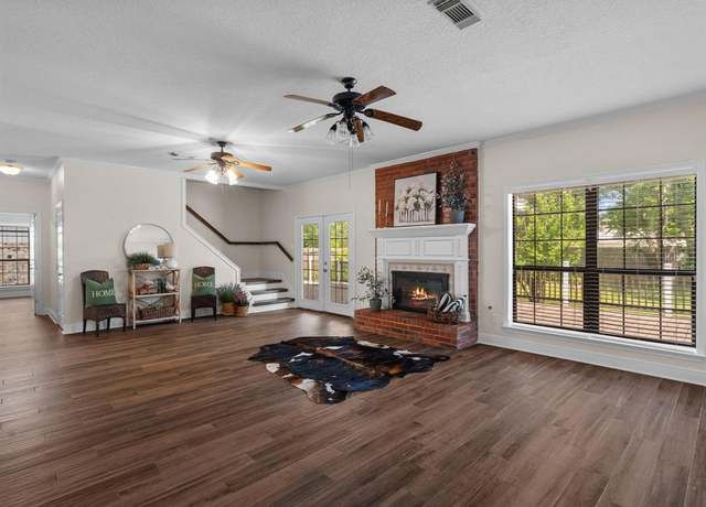 Property at 1400 Oak Hollow Dr, Dickinson, TX 77539, 4 beds, 2.5 baths