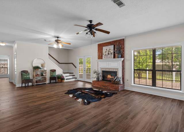 Property at 1400 Oak Hollow Dr, Dickinson, TX 77539, 4 beds, 2.5 baths