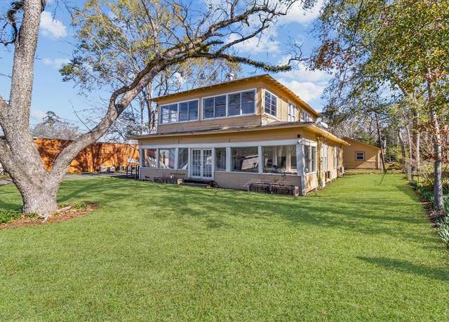 Property at 303 S Washington Ave, Livingston, TX 77351, 6 beds, 2 baths
