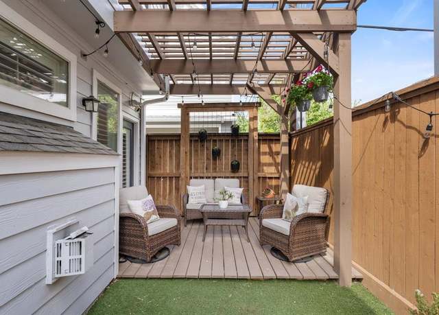 Property at 213 W 10th St, Houston, TX 77008, 3 beds, 2.5 baths