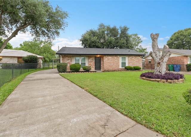 Property at 1226 Valley Dr, Angleton, TX 77515, 3 beds, 2 baths