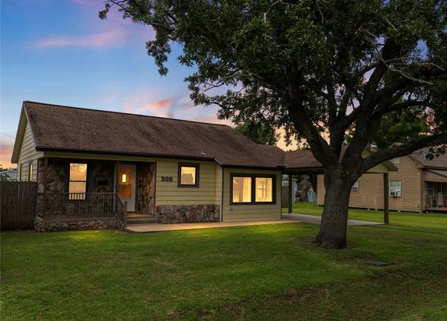 Property at 205 Magnusson Ave, Palacios, TX 77465, 2 beds, 1 bath