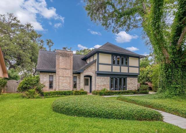 Property at 107 Wedgewood St, Lake Jackson, TX 77566, 4 beds, 2.5 baths