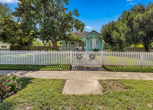 Property at 804 Milam St, Columbus, TX 78934, 3 beds, 2.5 baths