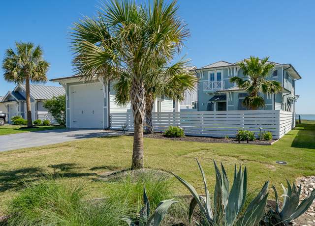 Property at 124 Reserve Ln, Rockport, TX 78382, 3 beds, 3 baths