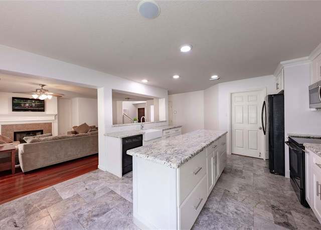 Property at 13907 Bonnetbriar Ln, Sugar Land, TX 77498, 3 beds, 2.5 baths