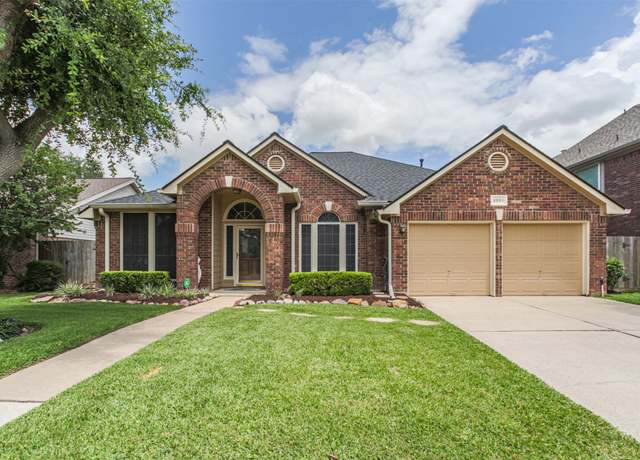 Property at 2001 Navajo Dr, Deer Park, TX 77536, 4 beds, 2 baths