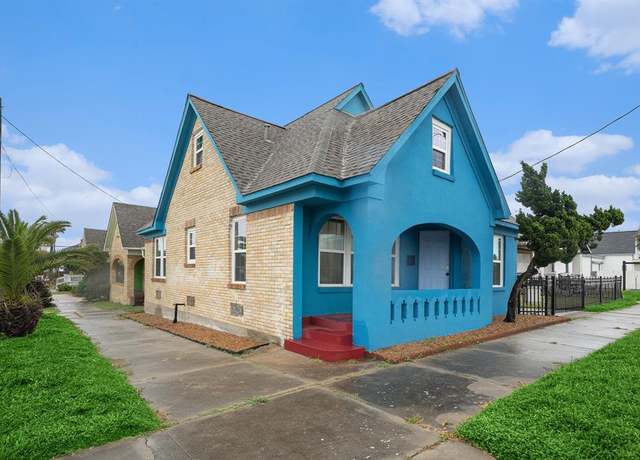 Property at 1028 Avenue M 1/2, Galveston, TX 77550, 3 beds, 2 baths