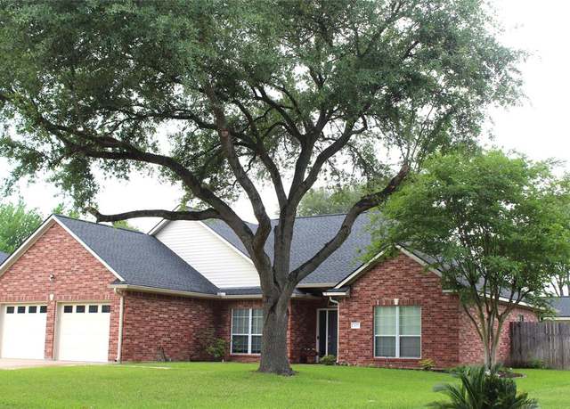 Property at 307 Tanglewood Dr, Brenham, TX 77833, 3 beds, 2 baths