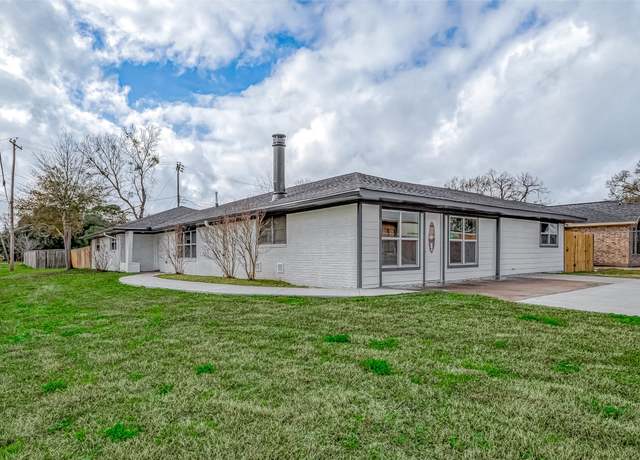 Property at 300 Lane Dr, Rosenberg, TX 77471, 4 beds, 3 baths