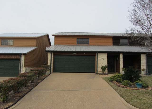 Property at 1914 20th St, Huntsville, TX 77340, 3 beds, 3 baths