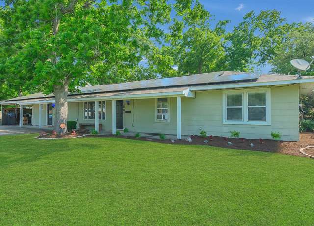 Property at 300 N Market St, Louise, TX 77455, 3 beds, 2.5 baths