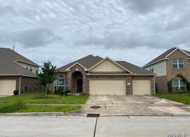 Property at 325 Burgundy Dr, Alvin, TX 77511, 3 beds, 2 baths