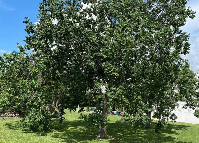 Property at 520 12th St, Dickinson, TX 77539