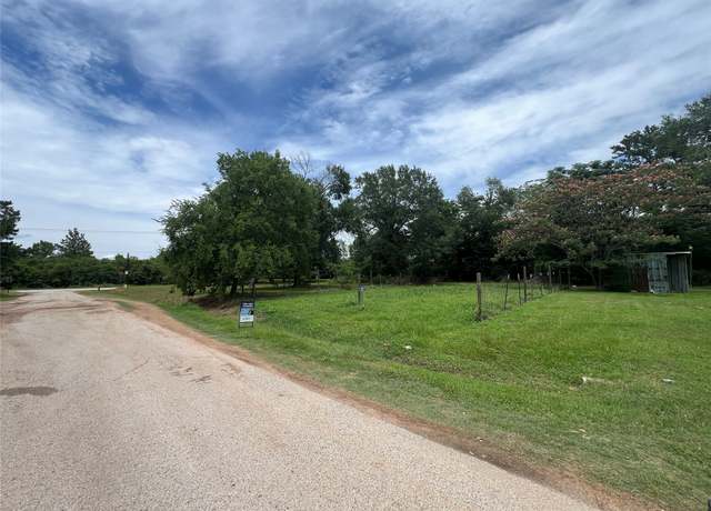 Property at 106 Marie Antoinette, Hempstead, TX 77445