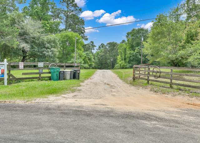 Property at 5200 Green Pine Blvd, Willis, TX 77378, 3 beds, 2 baths