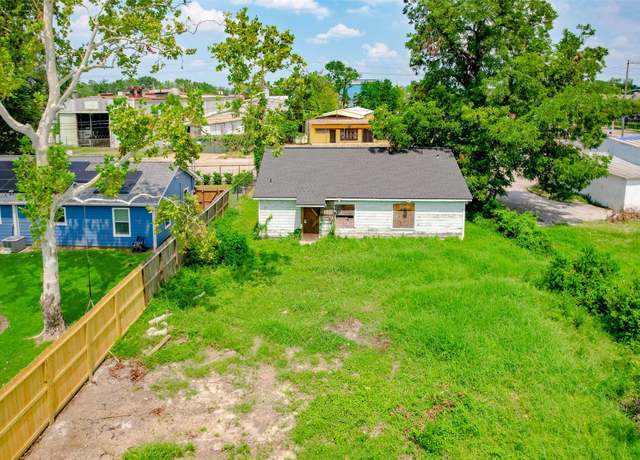 Property at 8901 N Main St, Houston, TX 77022, 2 beds, 1.5 baths