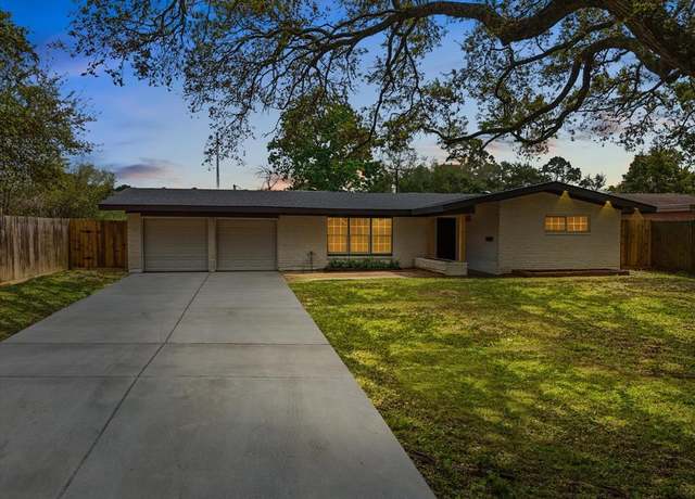 Property at 106 Crestview Dr, Hitchcock, TX 77563, 3 beds, 2 baths