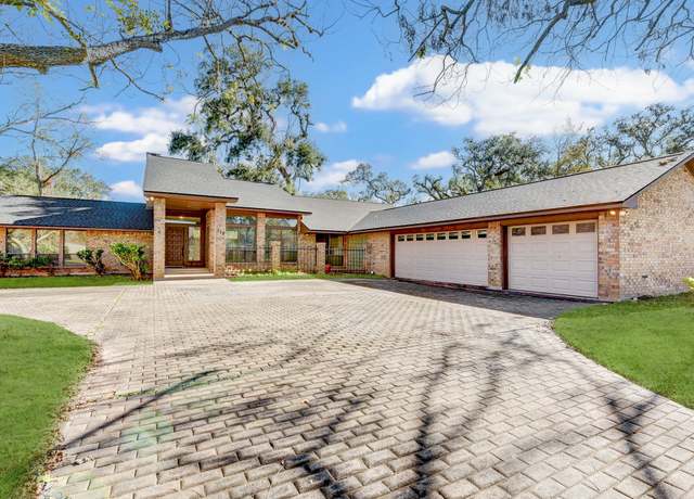 Property at 310 Live Oak Ln, Lake Jackson, TX 77566, 3 beds, 3.5 baths