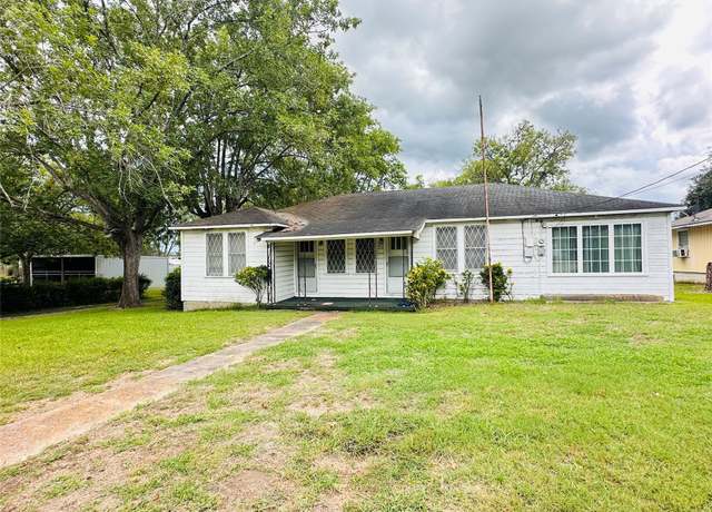 Property at 412 Poth St, Yoakum, TX 77995, 4 beds, 2 baths