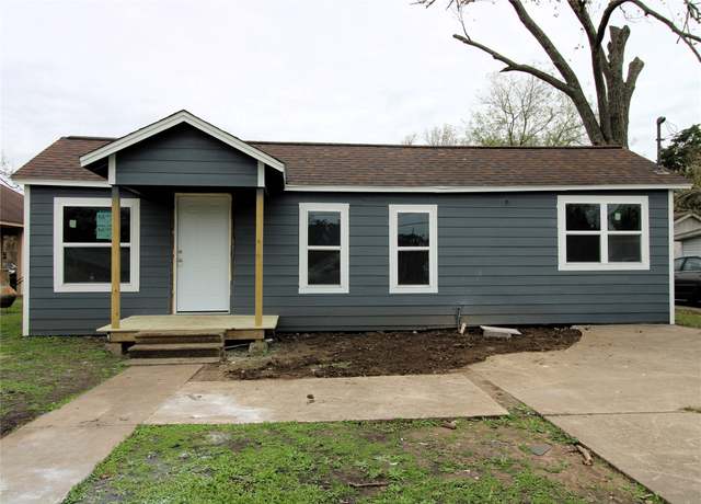Property at 207 E Bernard St, Clute, TX 77531, 3 beds, 1 bath