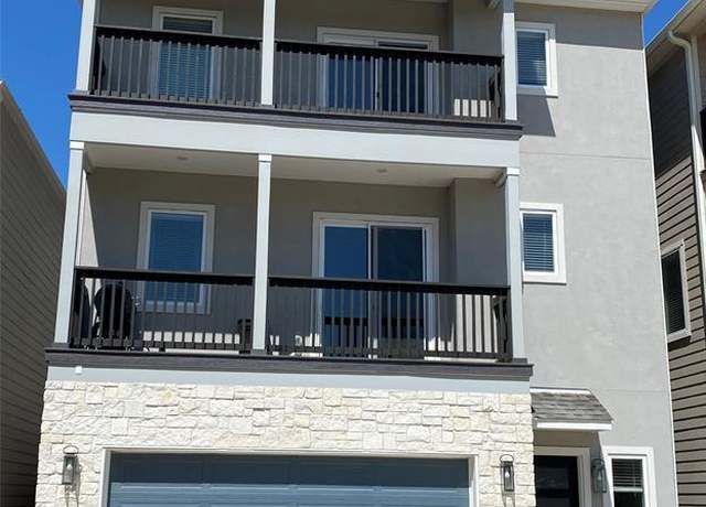 Property at 1426 West 34th 1/2 St, Houston, TX 77018, 3 beds, 3.5 baths